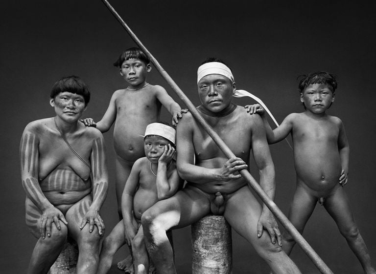 Famiglia Korubo. Stato di Amazonas Brasile 2017 © Sebastiao Salgado Contrasto È morto Sebastião Salgado, il fotografo lirico della verità in bianco e nero