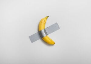 La banana di Cattelan non si ferma: il nuovo proprietario è un ex ergastolano graziato da Trump