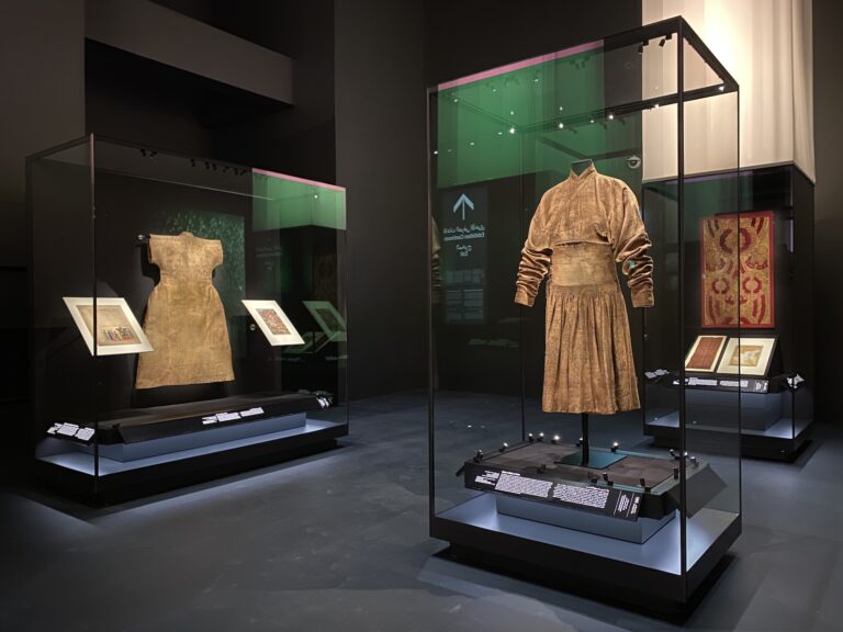 Tessuti, abiti e miniature della Fondazione Bruschettini esposti alla alla II Biennale di Arte Islamica di Gedda, 2025, courtesy Fondazione Bruschettini per l’Arte Islamica e Asiatica