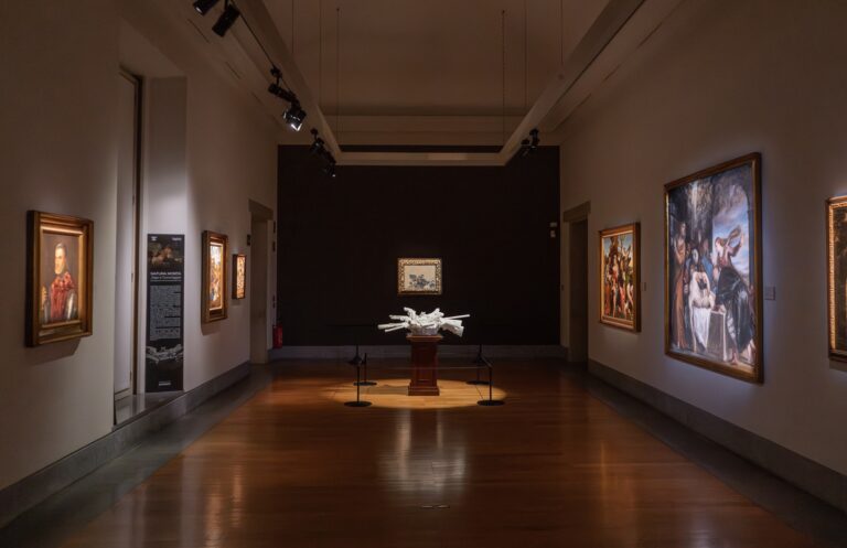 Jago, Natura Morta, in dialogo con Caravaggio, Canestra di frutta. Pinacoteca Ambrosiana, Milano, 2025. Ph. Stefano Teodori