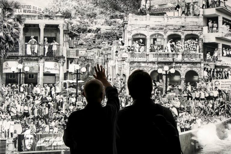 Il grande murale di JR a Napoli: specchio di una città o cartolina per il mondo?