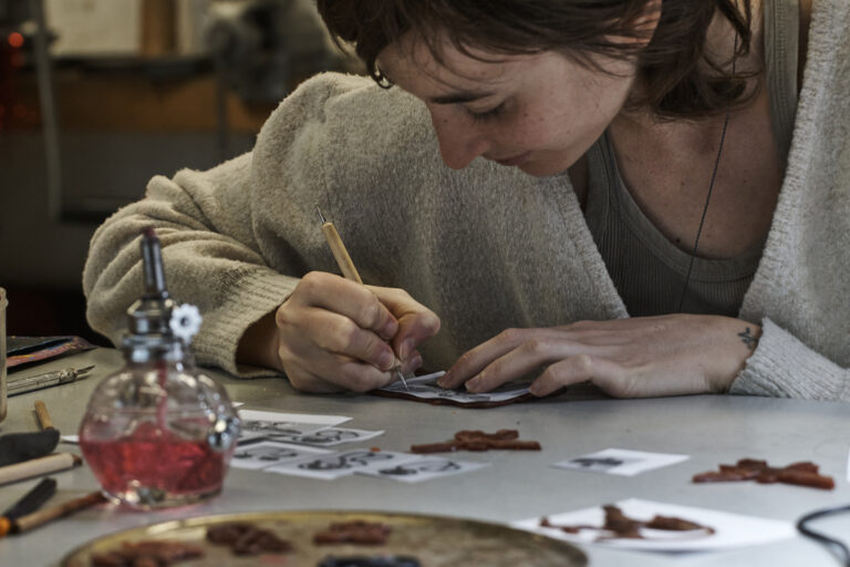 21 marco maria zanin acacia making of delle opere in bronzo con lo studio di oreficeria contemporanea tuorlo snc padova 2025jpg A Reggio Emilia l’arte senza passato di Marco Maria Zanin. Mostra tra autobiografia e produzione artistica relazionale