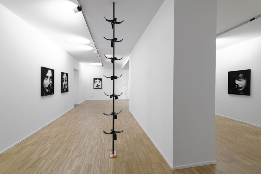 Pamela Diamante, Le Mangiatrici del Sud, installation view alla Galleria Gilda Lavia, Roma, 2025. Photo Giorgio Benni